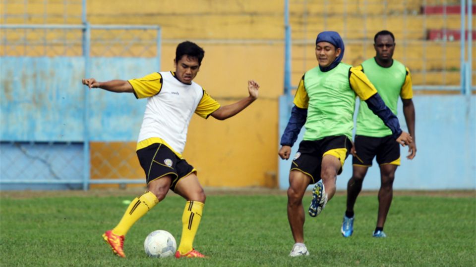 Victor Igbonefo (belakang) saat berlatih bersama skuad Arema Cronus. Copyright: &copy; Ardiansyah/INDOSPORT